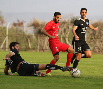 שלום אדרי מוקף בשחקני גלבוע (נזיה סולטאן)