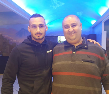 איסקוב במעמד החתימה