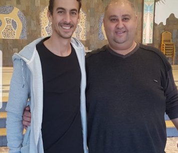 אביסדריס במעמד החתימה