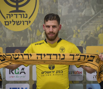 ליאור עדיקה במעמד החתימה (ינון פוקס)