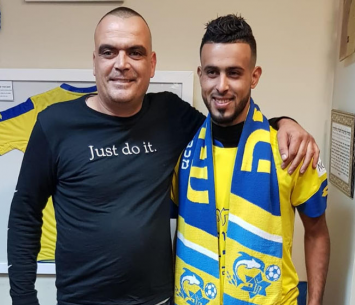 הישאם אזברגה במעמד החתימה