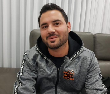 עמוס במעמד החתימה (דף הפייסבוק הרשמי)