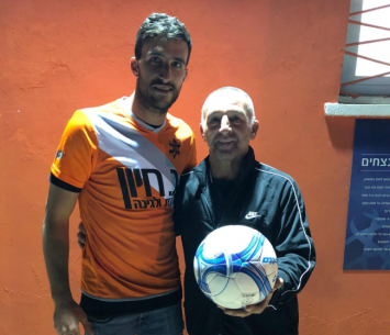 טרבלסי במעמד החתימה (רועי אסרף)