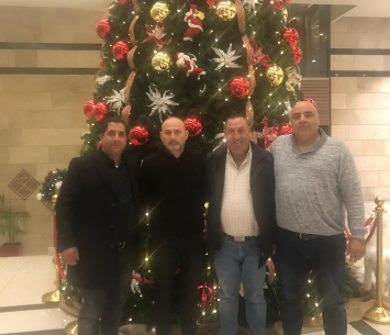 איווניר במעמד החתימה