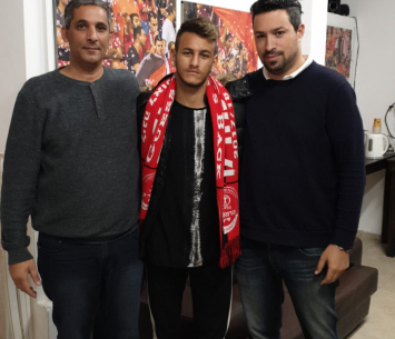 אפריאט במעמד החתימה