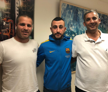 קלדרון במעמד החתימה