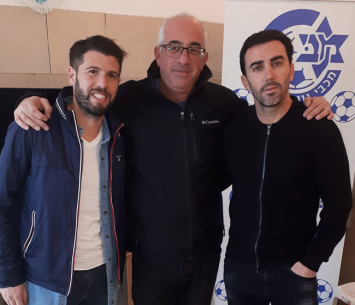 רואש ומגרלשווילי עם חבר הנהלת נווה שאנן אבי פוקס (אדיר יזירף דוברות נווה שאנן)