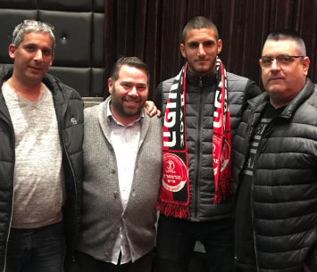 טאהא במעמד החתימה