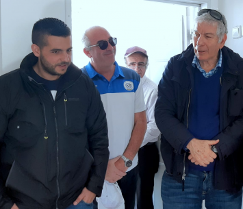 כץ לצד ראשי נווה שאנן. צילום: אדיר יזירף דוברות נו