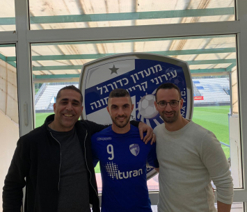 מור במעמד החתימה