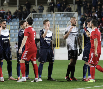 שחקני שתי הקבוצות (נזיה סולטאן)