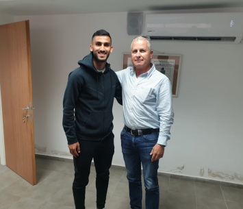 קעטבי במעמד החתימה