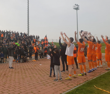 שחקני מלאכי חוגגים עם הקהל (שובל יעקבי)