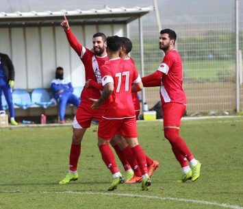 אביב כהן חוגג עם חבריו את שער הניצחון (קובי פורטל)