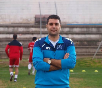 מאמנה החדש של באקה. יונס