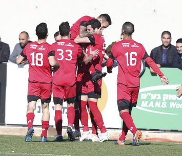 שחקני כפר קאסם חוגגים מול אזור (payperlens)