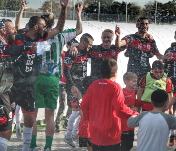 שחקני אשדוד חוגגים עוד ניצחון