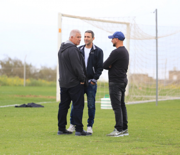 אלקובי (משמאל)