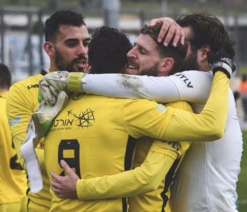 עדיקה חוגג עם החברים (ינון פוקס)