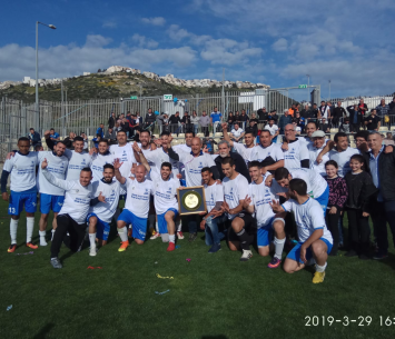 הקבוצה עם צלחת האליפות. צילום: חגית אברהם