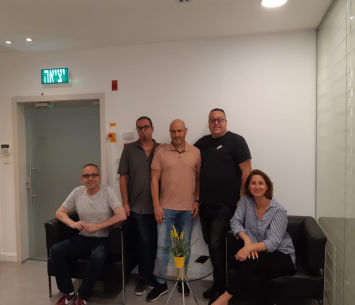 בנודיס במעמד החתימה