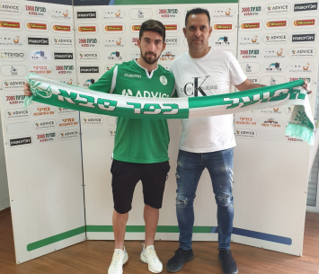 ריינשטיין במעמד החתימה