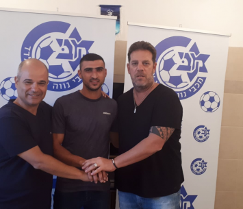 שמחייב לצד ראשי המועדון במעמד החתימה (צילום: דוברות נווה שאנן)