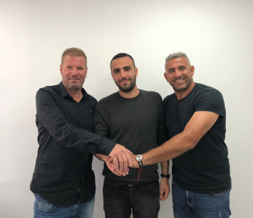 דה צ'וקרל במעמד החתימה