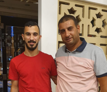 קיטאני במעמד החתימה