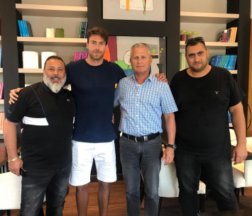 שטראוס במעמד החתימה