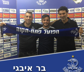 איבגי במעמד החתימה