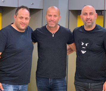 גניש במעמד החתימה