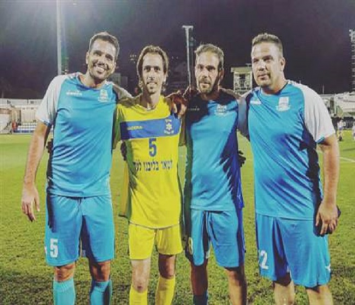 שלושת האחים לצד יוסי בניון