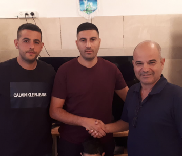 קדוש במעמד החתימה (צילום: דוברות נווה שאנן)