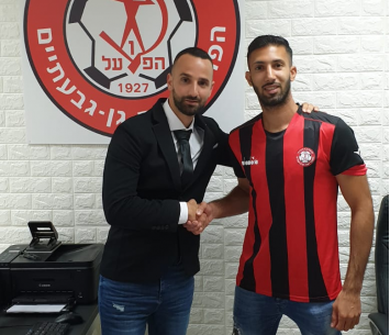 ורטה במעמד החתימה