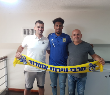 החתמה מעניינת. דסלה משמאל