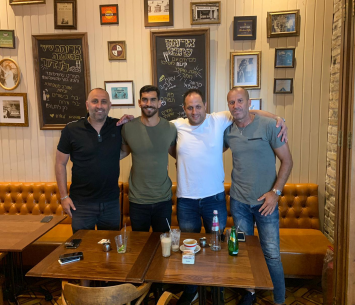 חיזוק מעניין. אלברמן במעמד החתימה