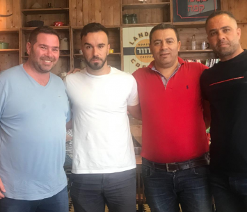 גידיץ במעמד החתימה