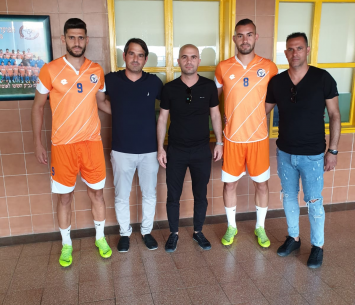 שני השחקנים במעמד החתימה