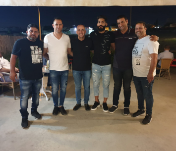 החלוץ עם ראשי באקה במעמד החתימה