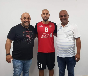 גבאי במעמד החתימה