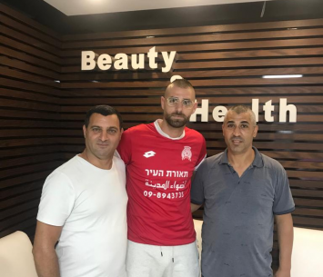 פליקר במעמד החתימה