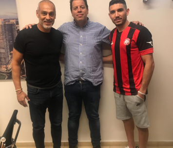 אבוחצירה במעמד החתימה