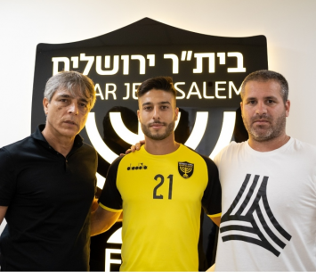 ארצי במעמד החתימה