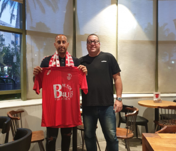 קרטה במעמד החתימה