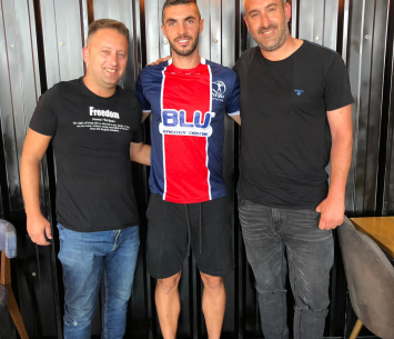 מור במעמד החתימה