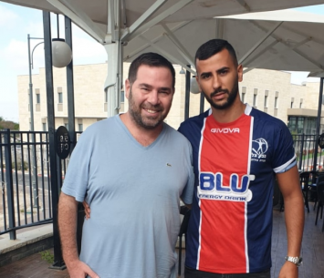 סוויסה במעמד החתימה