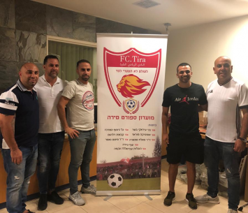 אדרי במעמד החתימה