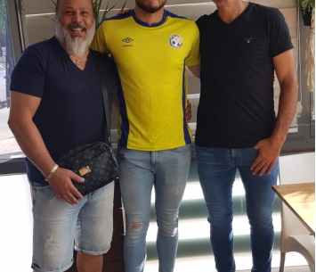 מנעא במעמד החתימה