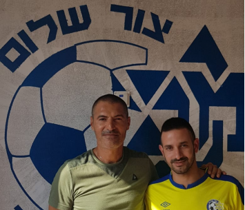 סבג במעמד החתימה עם היו